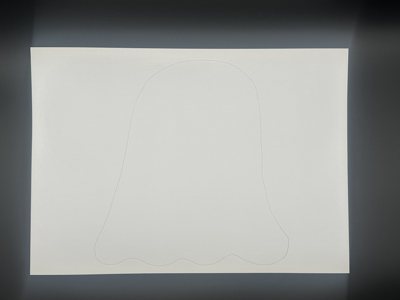 画用紙を一枚用意しペンでおばけの形を描く